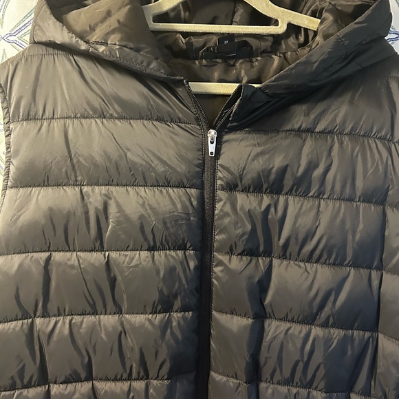 EUC Swiss Tech Black Quilted Vest w/Front Pockets & 2 Way Zipper, Elastic Waist - Picture 13 of 13